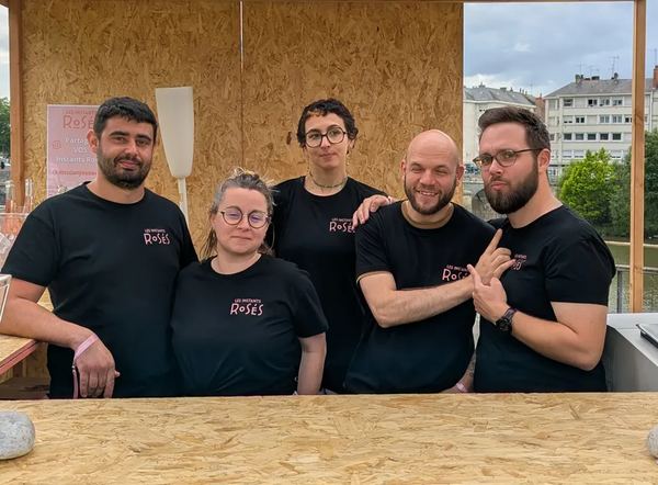 Équipe en t-shirts personnalisés derrière un bar de dégustation